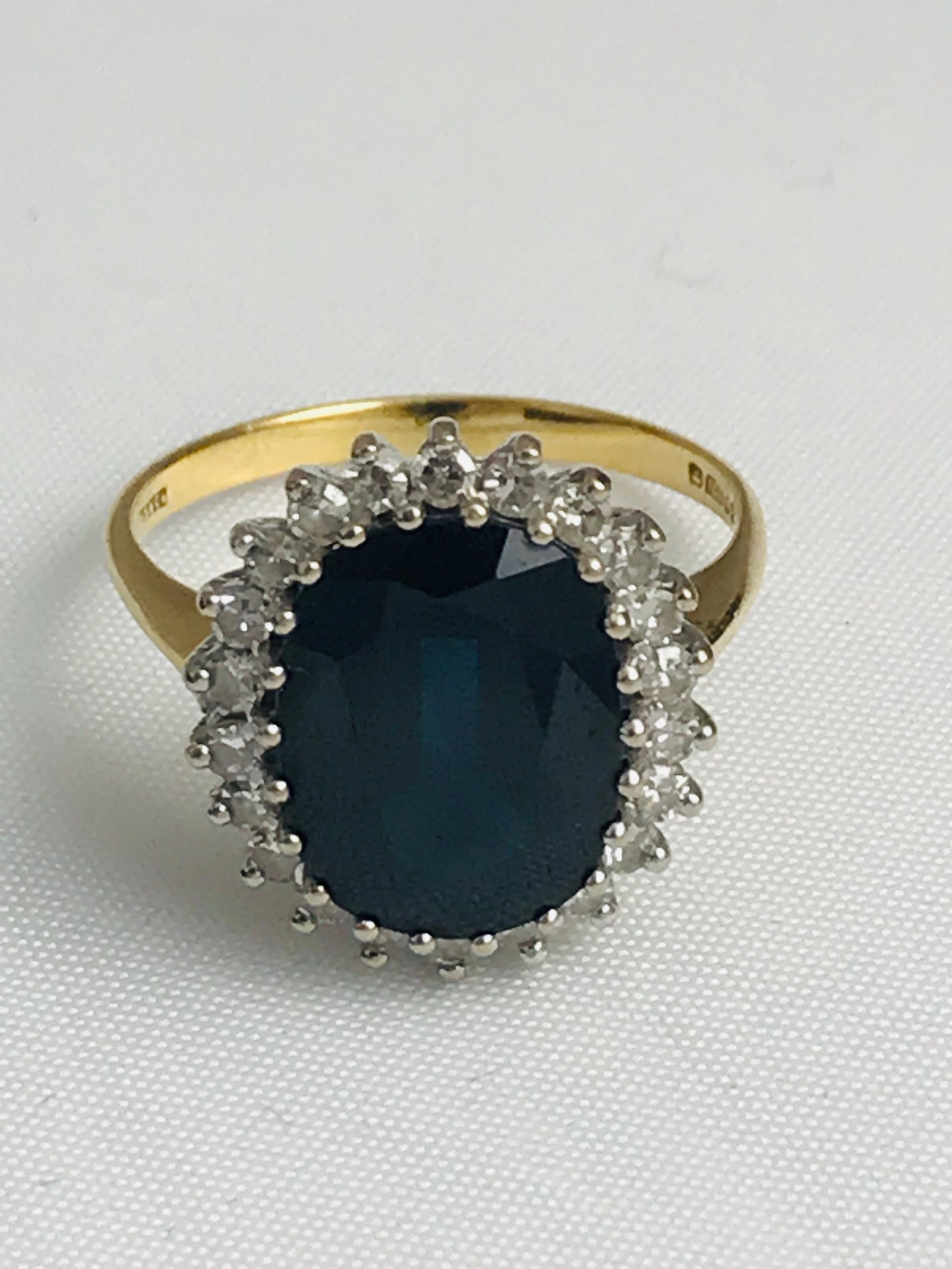 Superb 18ct Gold Large 3.5ct sapphire & Diamond Ring