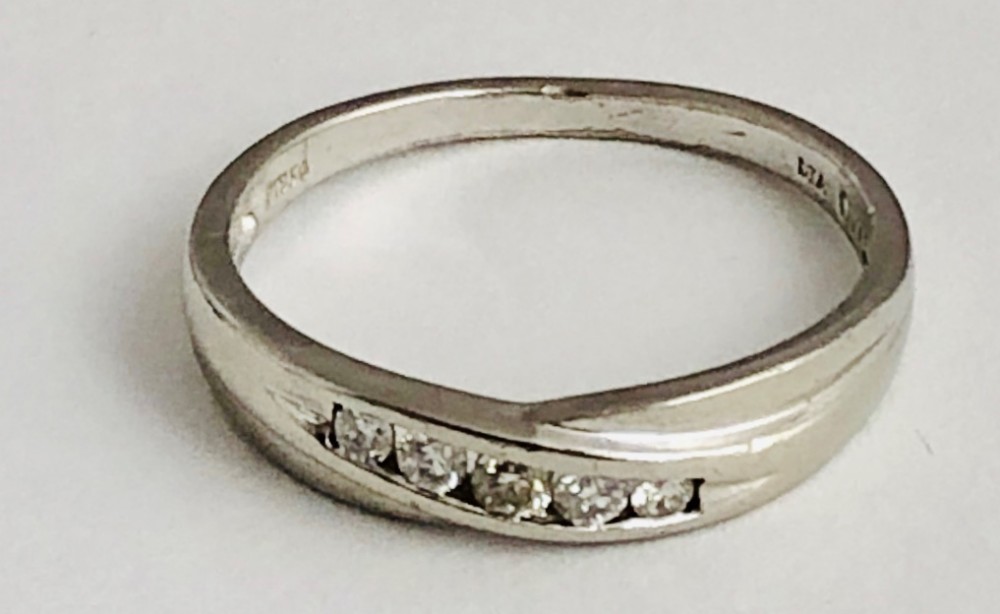 Unusual 5 Diamond Platinum Ring. Size O1/2. 3.g