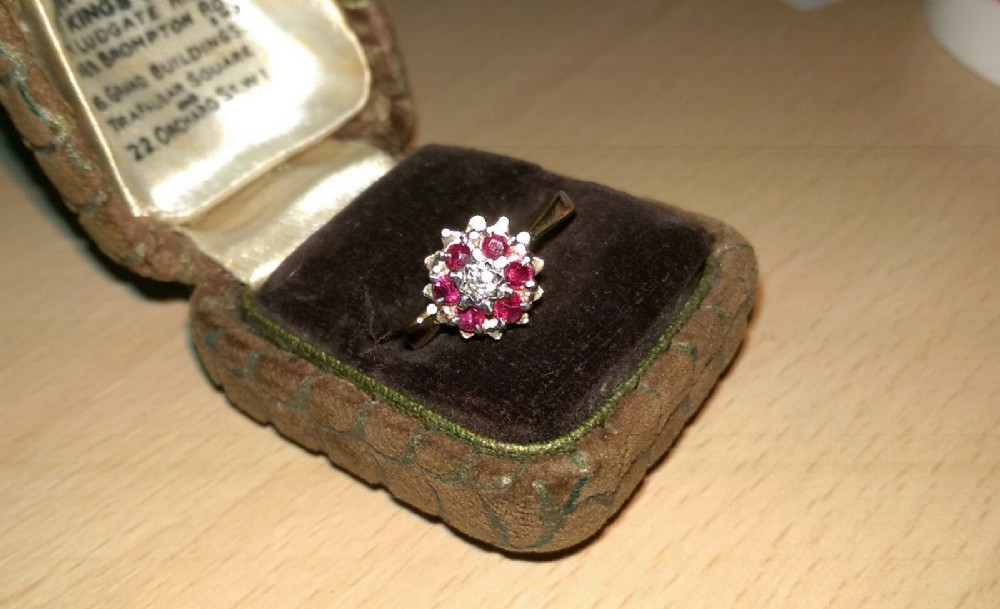 Beautiful Hallmarked 18ct Gold Diamond & Ruby Flower Cluster Ring 


Beautiful Hallmarked 18ct Gold Diamond & Ruby Flower Cluster Ring