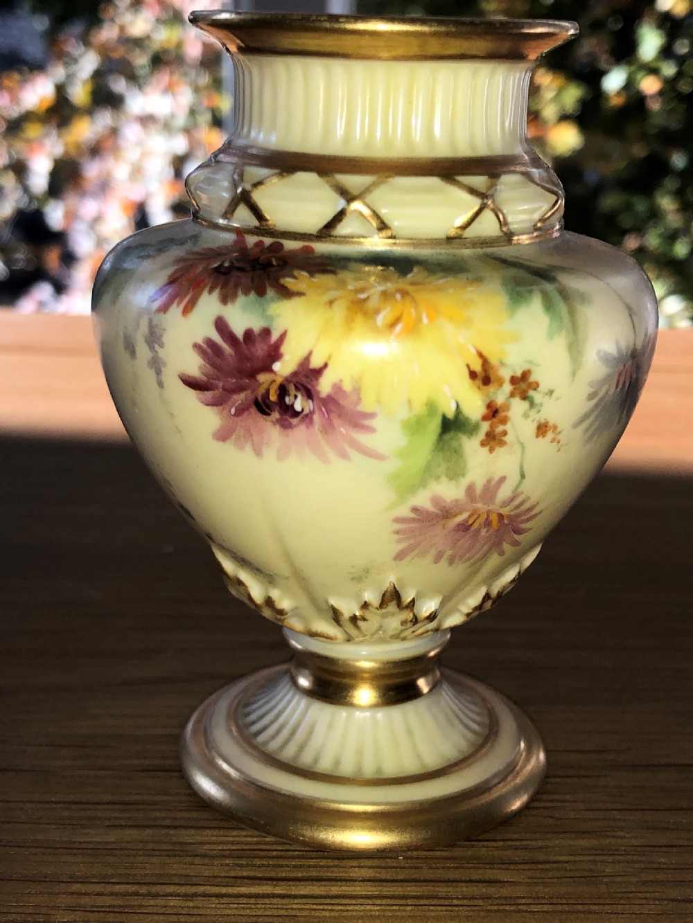PRETTY ROYAL WORCESTER FLOWER PAINTED VASE