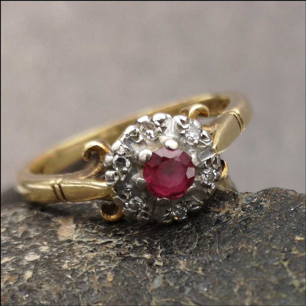 PRETTY 18CT GOLD DIAMOND & RUBY LADIES RING