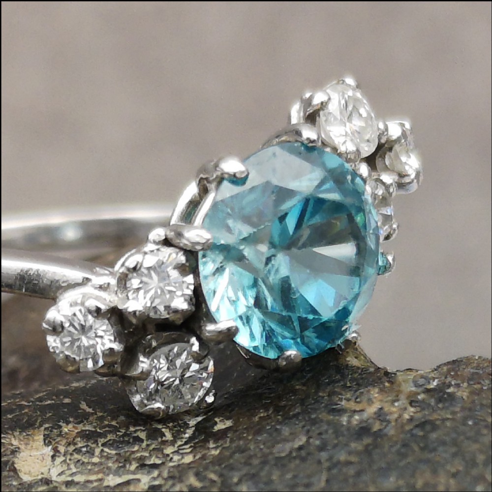 Very Pretty Art Deco 18ct gold blue zircon diamond ring 
