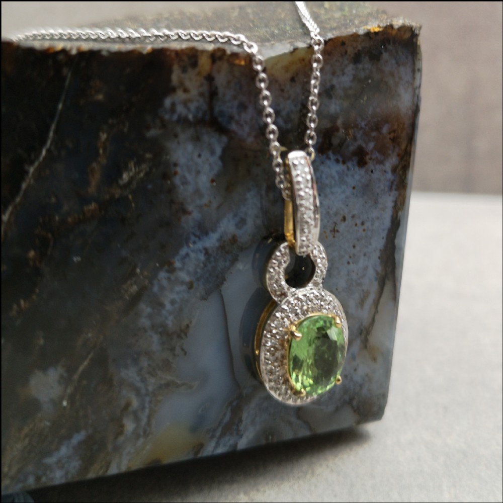 A STUNNING 18 CT GOLD PERIDOT AND DIAMOND PENDANT AND CHAIN 