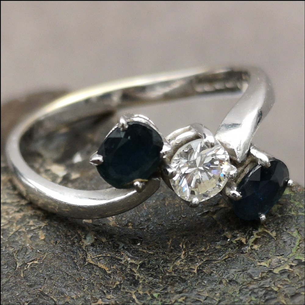 Lovely 18ct Gold Sapphire & Diamond Trilogy Ring