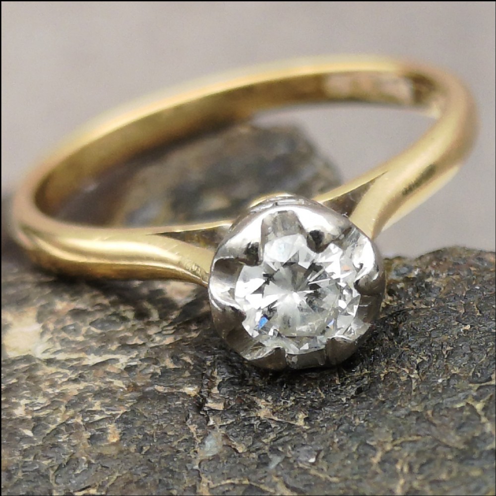  Lovely18ct gold 0.35ct Diamond solitaire Art deco ring