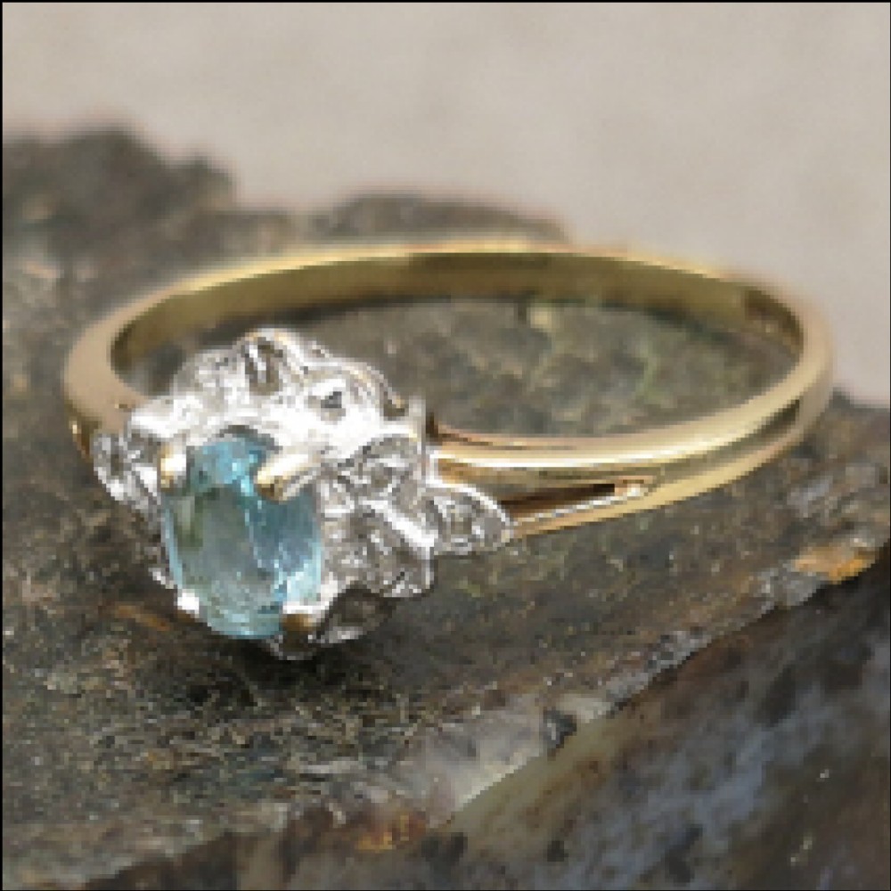 Pretty 9ct Gold Diamond & Aquamarine Ring