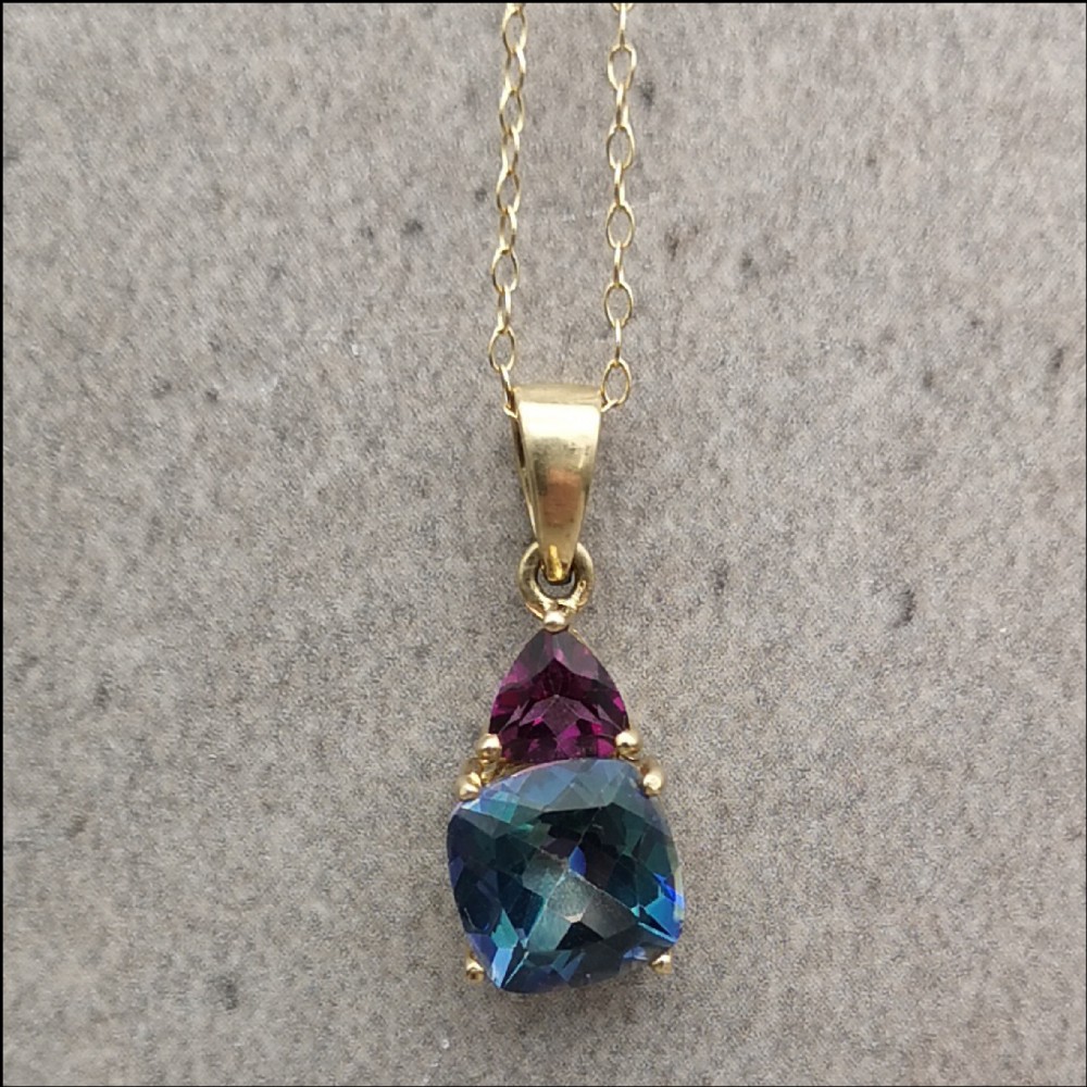 A BEAUTIFUL 9 CT GOLD TOPAZ AND AMETHYST PENDANT AND CHAIN