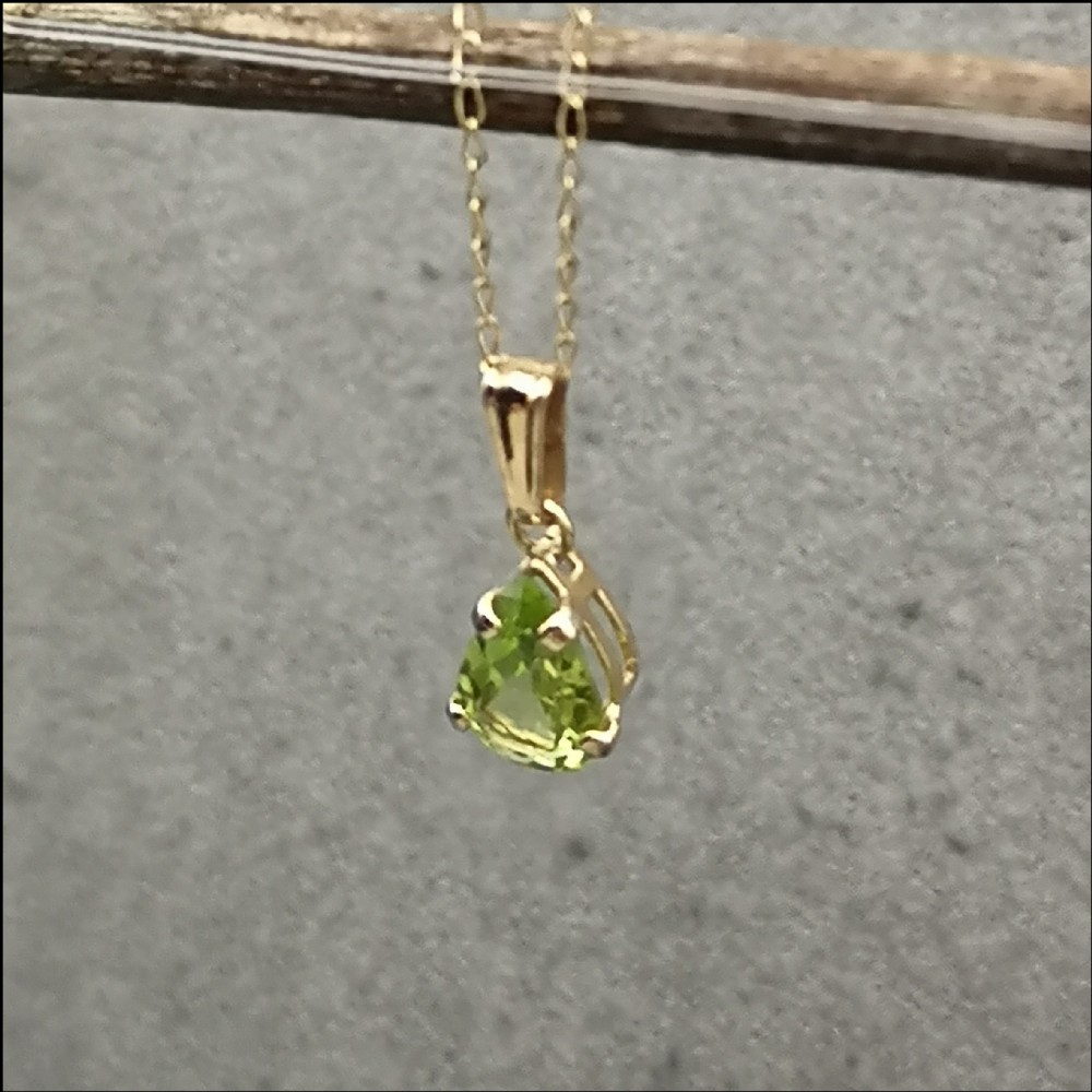 9ct Gold Peridot Pendant on Trace Chain