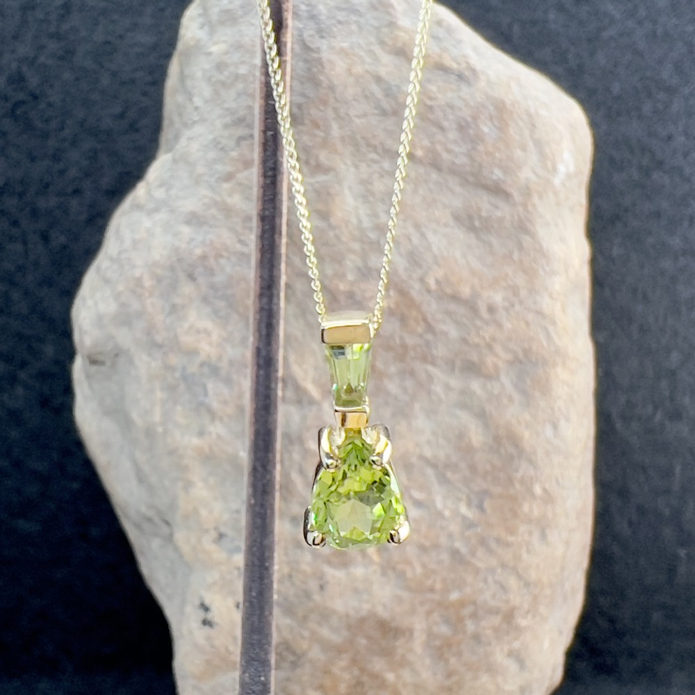 9ct Gold Peridot Pendant Necklace