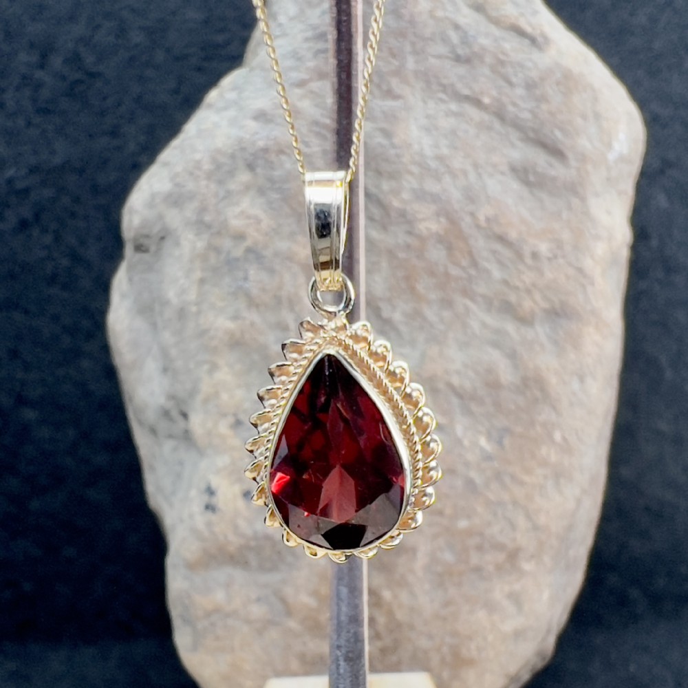 9ct Gold Pear Cut Garnet Pendant Necklace