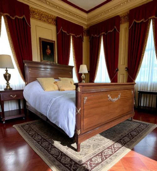 ANTIQUE KING SIZED BED - ADDITIONAL PHOTO 4