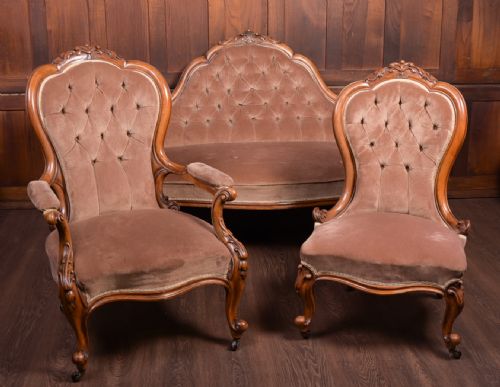 Stunning Victorian Walnut Parlour Settee and Two Chairs