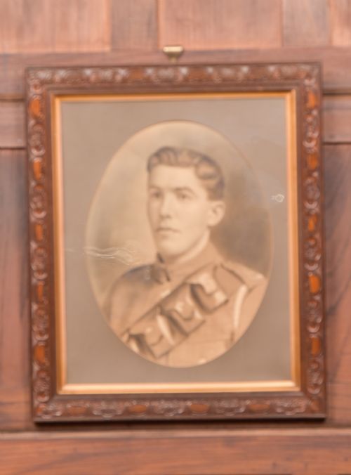 OAK FRAMED PRINT OF AN ARMY PRIVATE - ADDITIONAL PHOTO 1