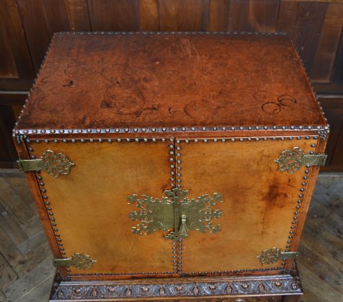 JACOBEAN STYLE LEATHER AND OAK CABINET - ADDITIONAL PHOTO 10