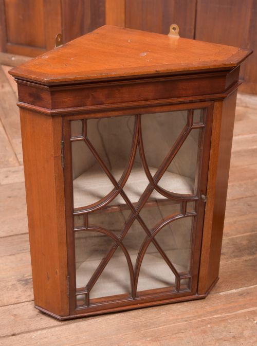PAIR OF MINIATURE MAHOGANY CORNER CABINETS - ADDITIONAL PHOTO 3