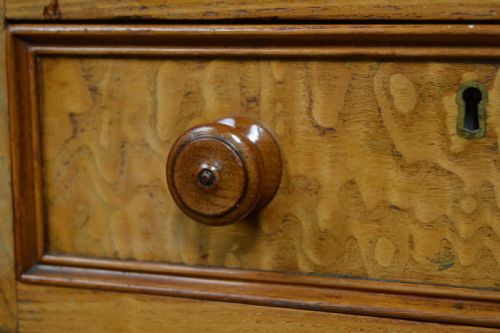 PAIR OF VICTORIAN HUNGARIAN ASH BEDSIDE DRAWERS - ADDITIONAL PHOTO 5