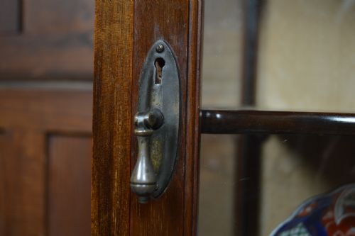 EDWARDIAN DOME TOPPED MAHOGANY DISPLAY CABINET - ADDITIONAL PHOTO 5