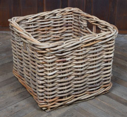 large country house wicker basket - CATEGORY: ANTIQUE MISCELLANEOUS - DATED 1920