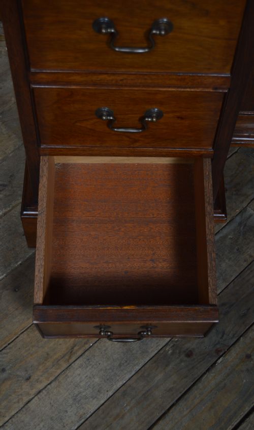 EDWARDIAN MAHOGANY KNEE HOLE DESK - ADDITIONAL PHOTO 3
