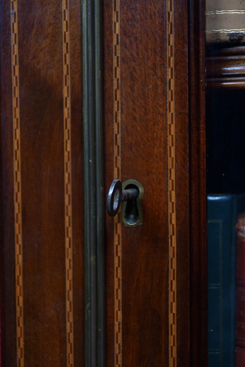 EDWARDIAN MAHOGANY BREAKFRONT BOOKCASE - ADDITIONAL PHOTO 10