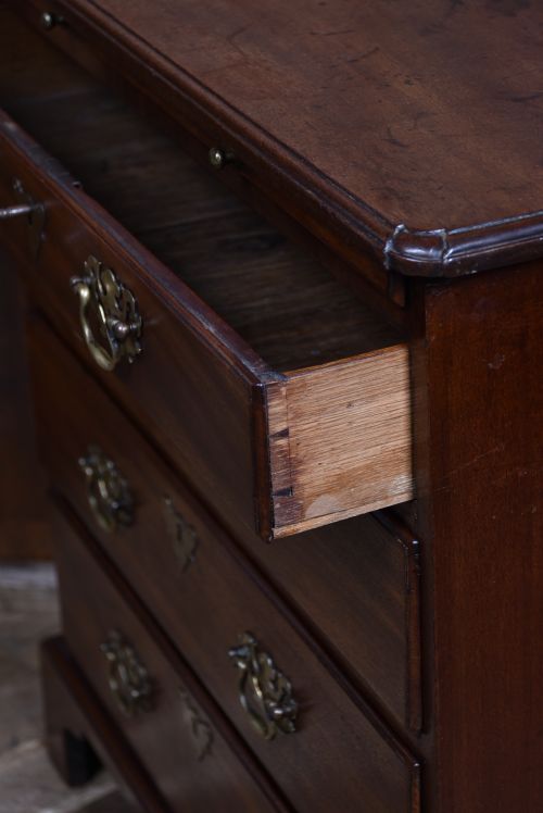 GEORGIAN MAHOGANY BACHELOR'S CHEST - ADDITIONAL PHOTO 11