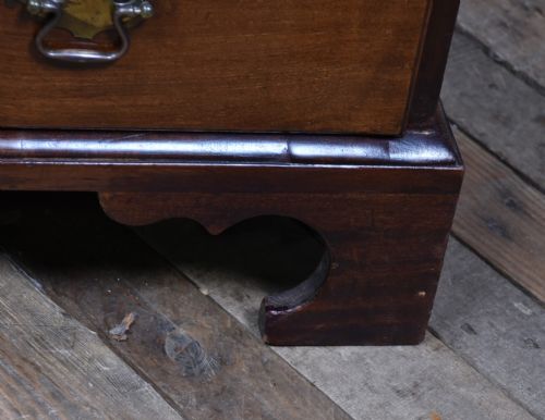 GEORGIAN MAHOGANY BACHELOR'S CHEST - ADDITIONAL PHOTO 3