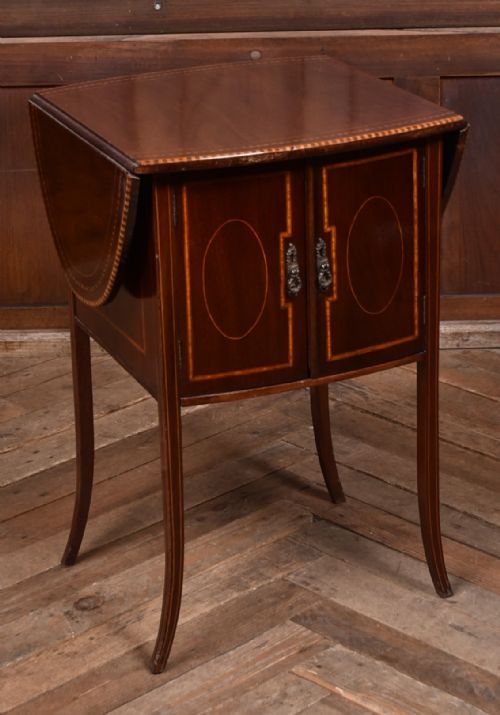 EDWARDIAN MAHOGANY DROPLEAF TABLE
