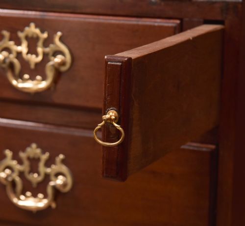 GEORGIAN MAHOGANY BACHELORS CHEST OF DRAWERS - ADDITIONAL PHOTO 3
