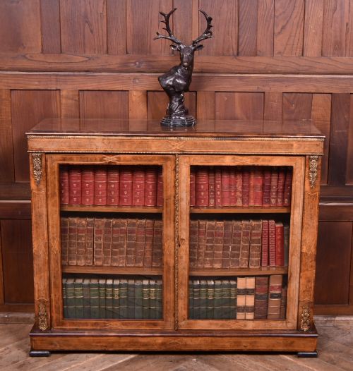 VICTORIAN WALNUT CABINET