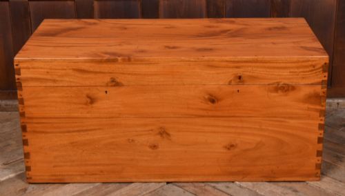 CAMPHOR WOOD BLANKET BOX - ADDITIONAL PHOTO 1