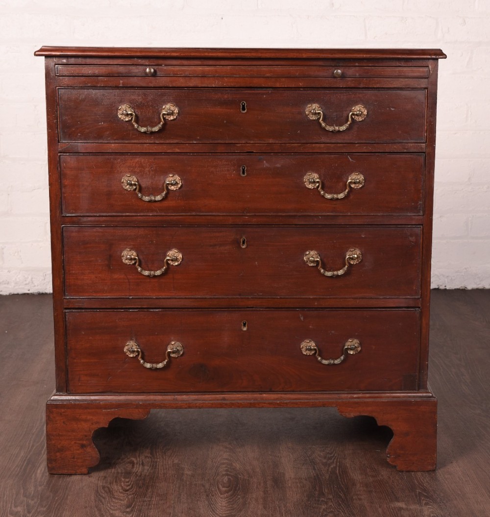  A small Georgian mahogany bachelor chest of drawers