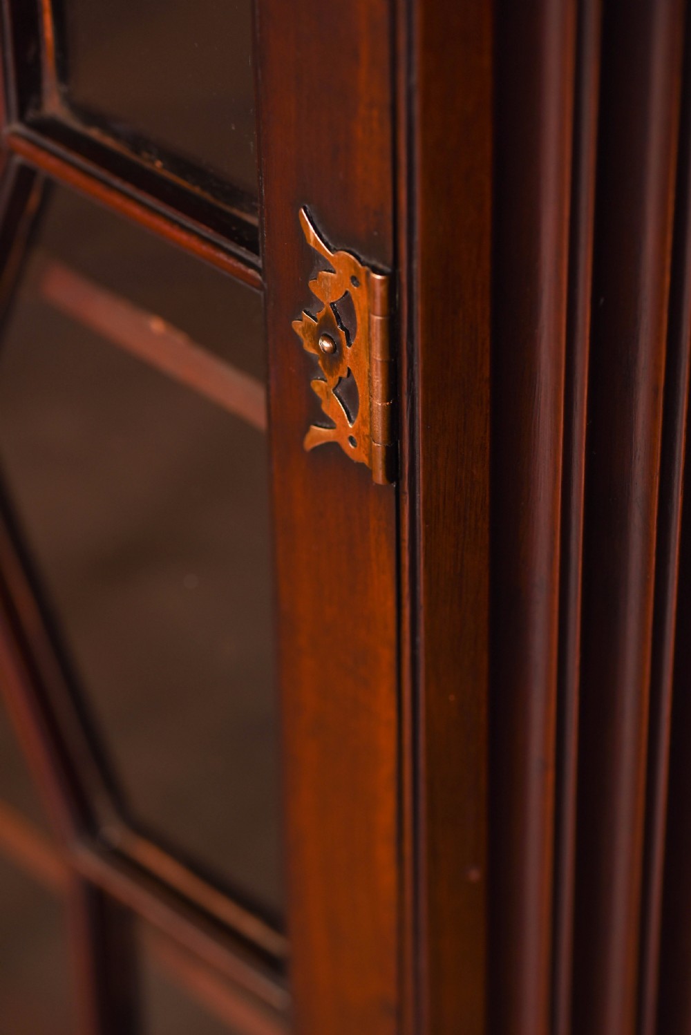Mahogany Edwardian corner cabinet with horn top View VII