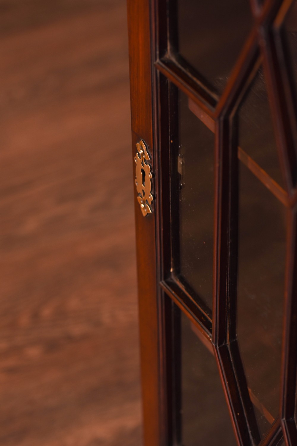 Mahogany Edwardian corner cabinet with horn top View VIII