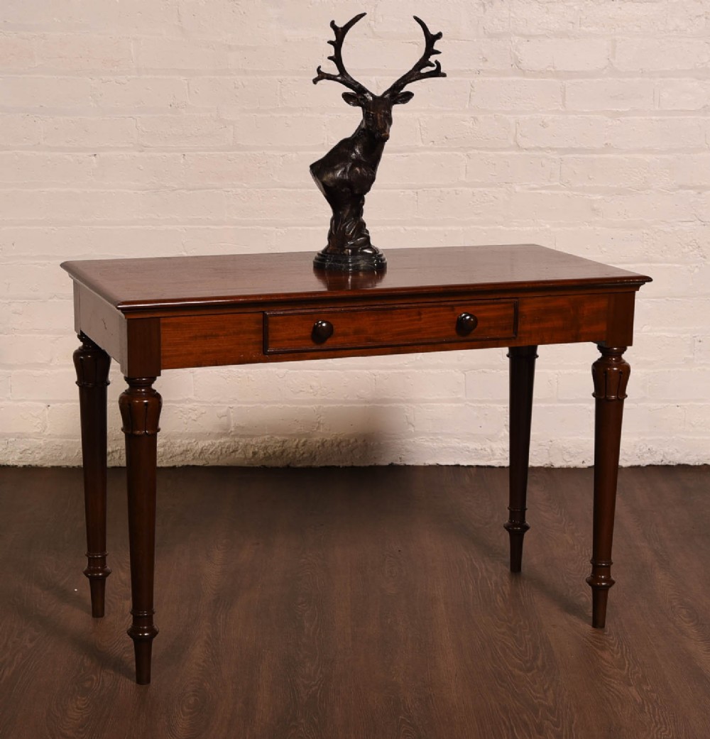 An elegant Victorian Mahogany Side Table 