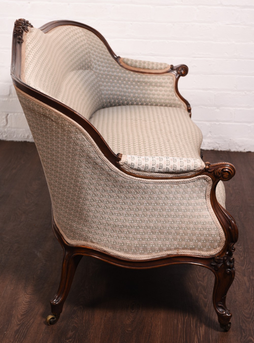 Stunning Victorian carved mahogany settee   View IX
