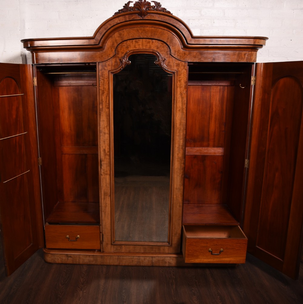 Outstanding Victorian carved Mahogany 3 door wardrobe View VIII