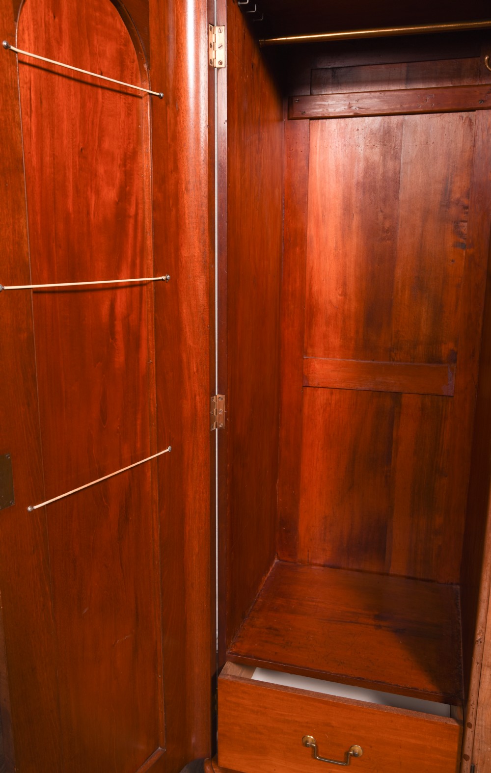 Outstanding Victorian carved Mahogany 3 door wardrobe View IX