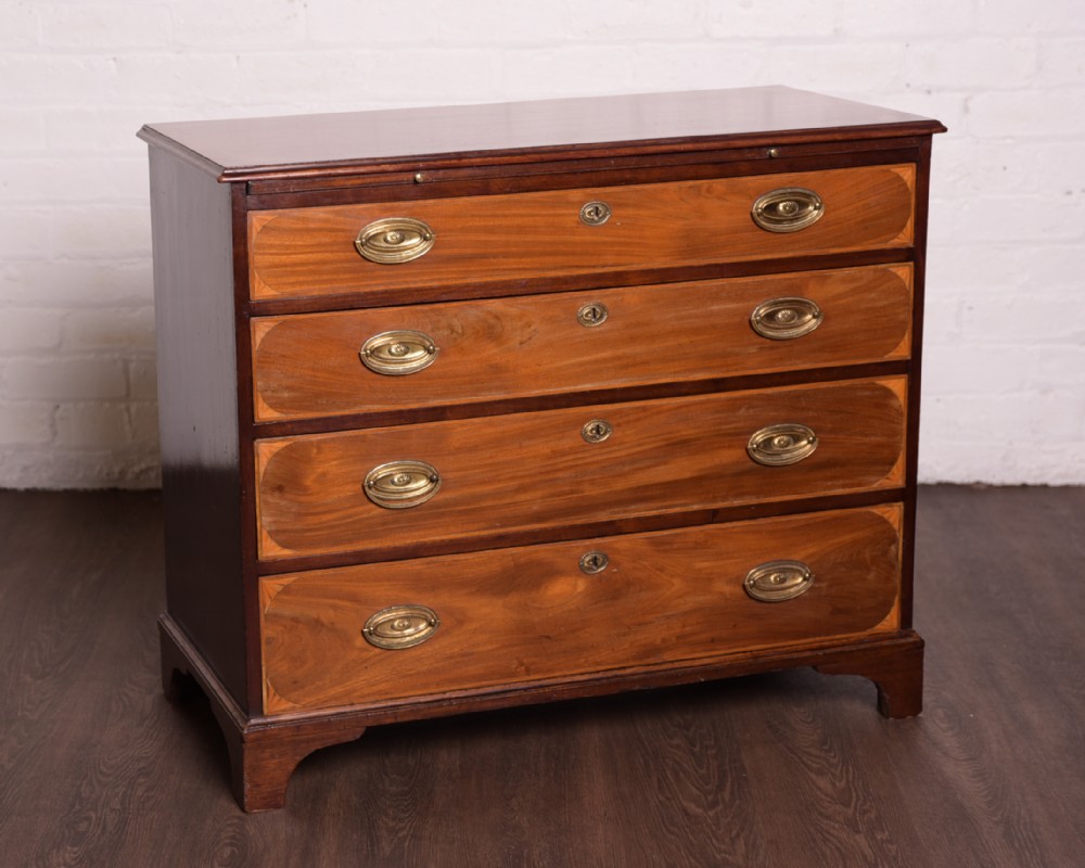Fantastic Georgian Mahogany 4 drawer chest of drawers 