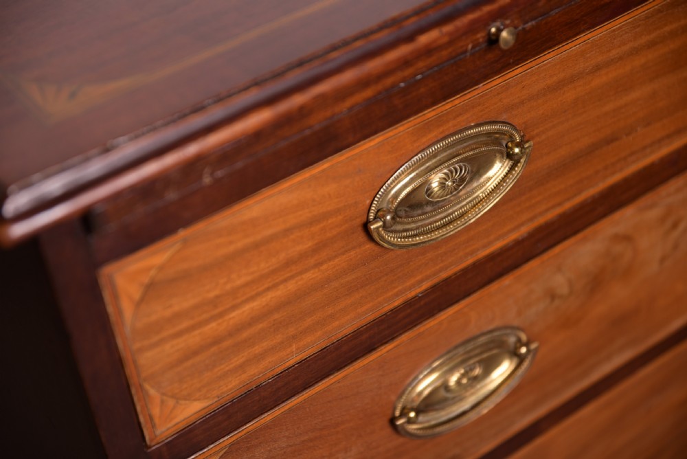 Fantastic Georgian Mahogany 4 drawer chest of drawers  View II