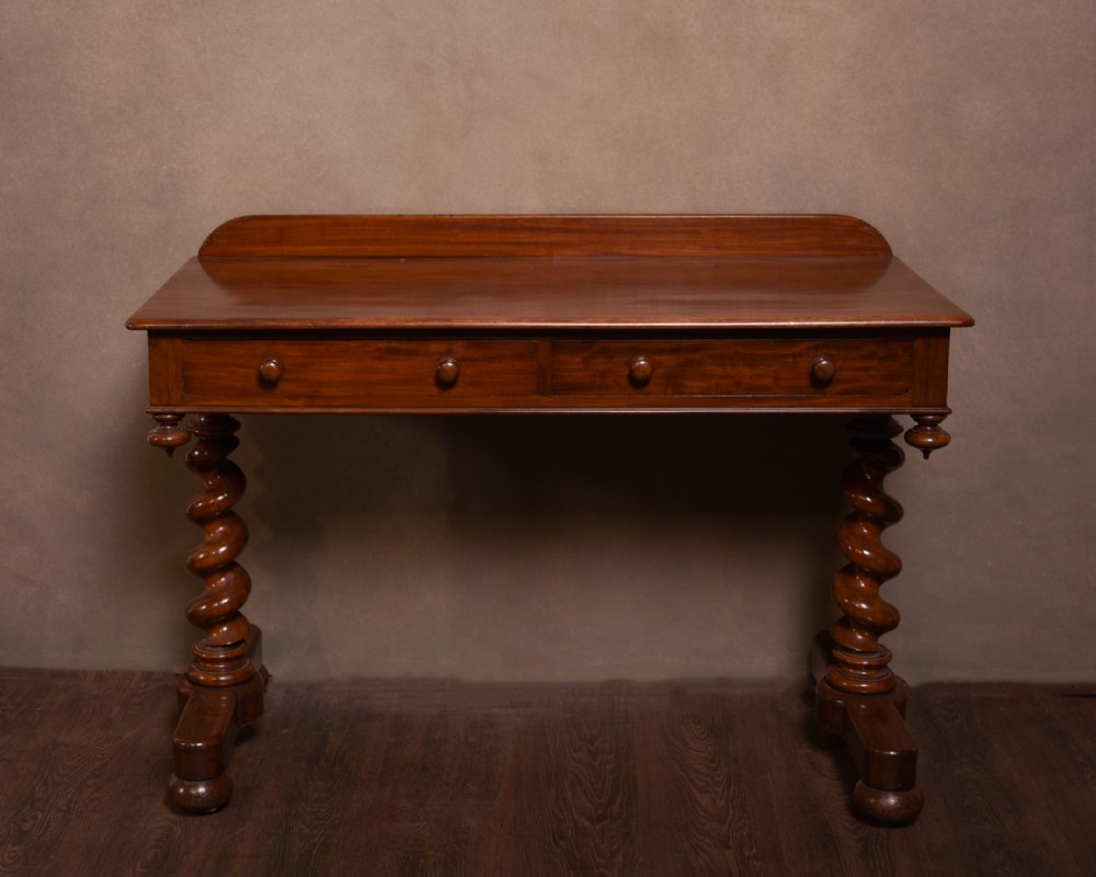 Stunning Victorian Mahogany Barley twist side table 