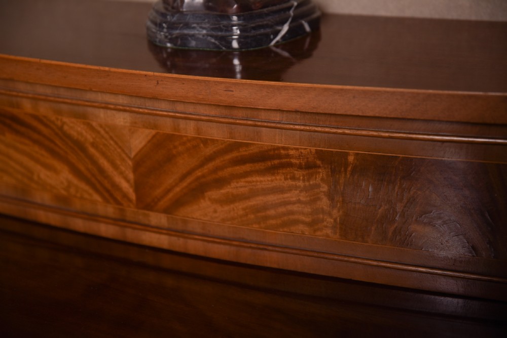 Stunning 19th Century serpentine Mahogany Sideboard   View III