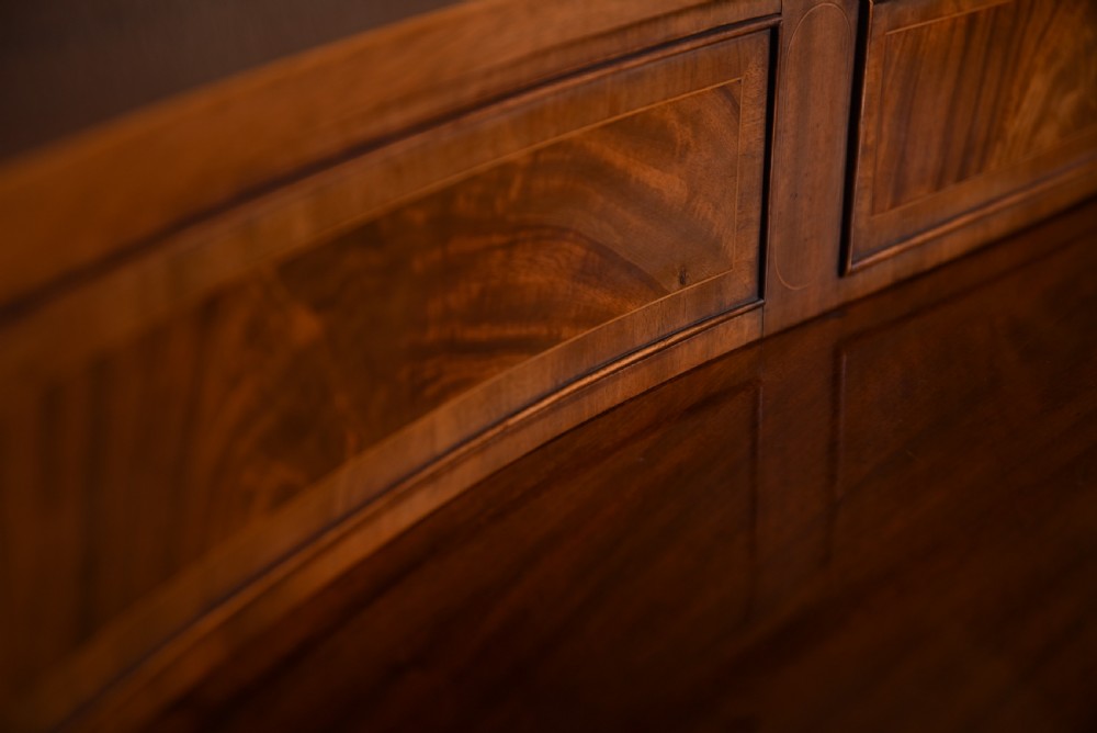 Stunning 19th Century serpentine Mahogany Sideboard   View IV