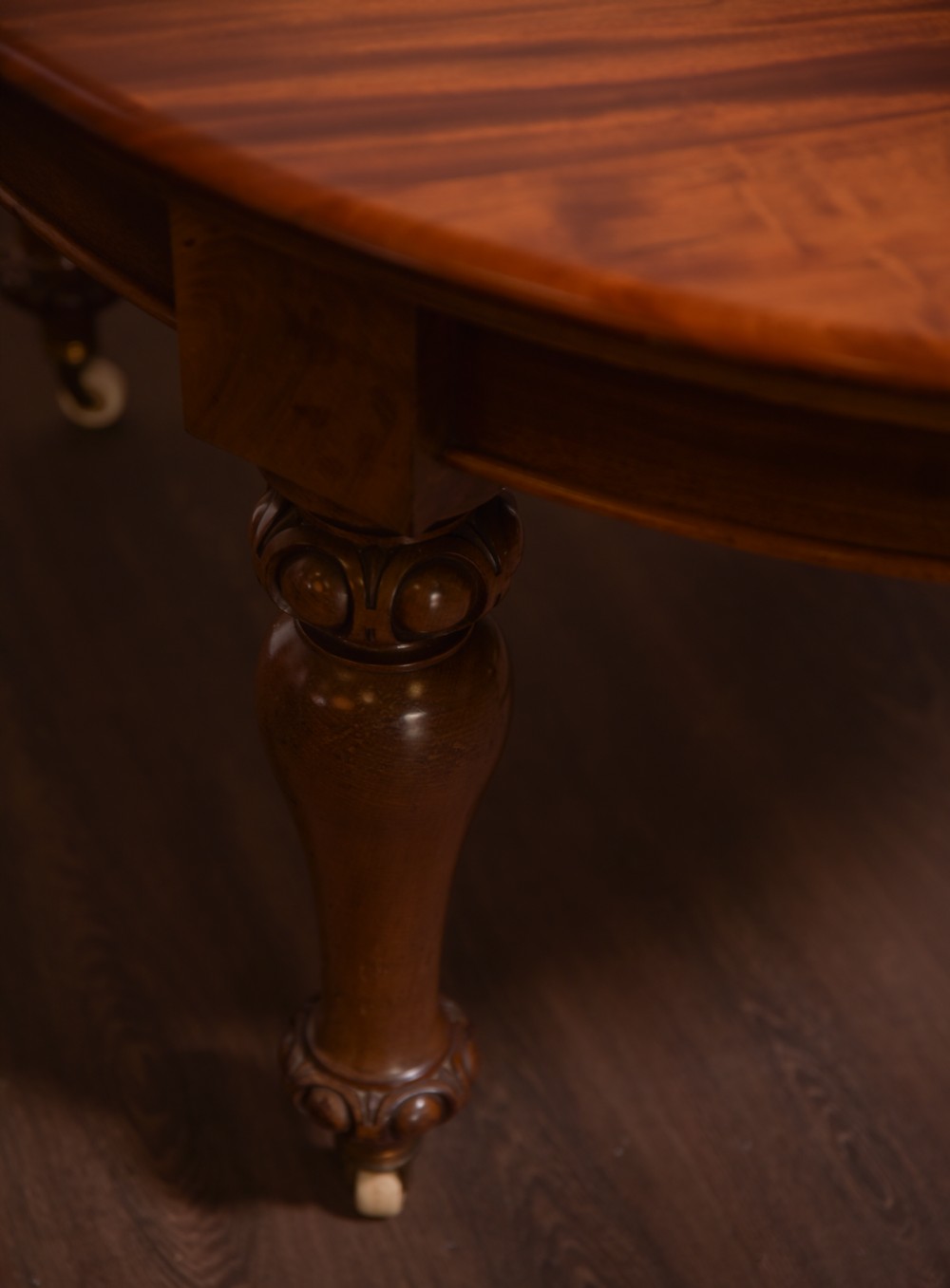 Fabulous Victorian mahogany extending table  View IV