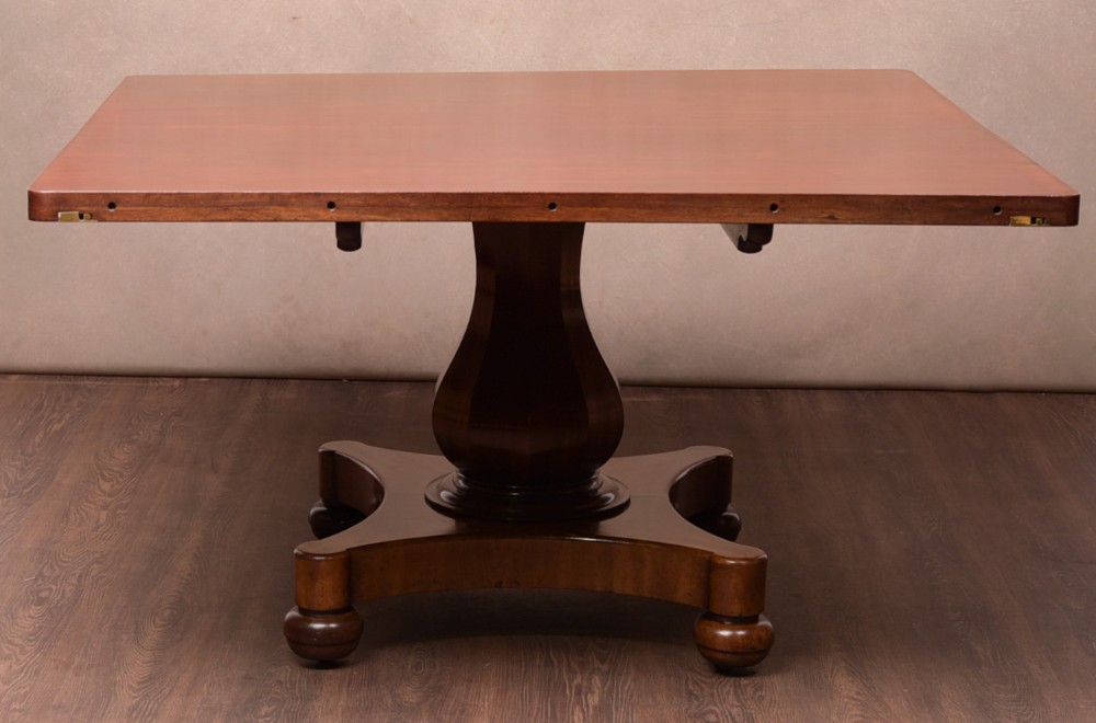 Quality Victorian Mahogany snap top dining table 