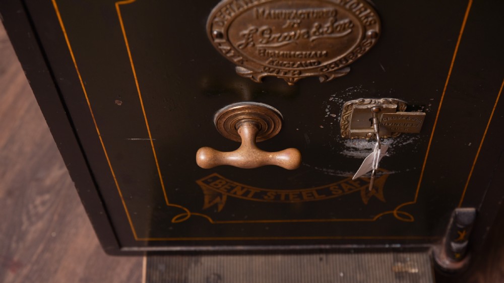 Edwardian steel safe with key View IV