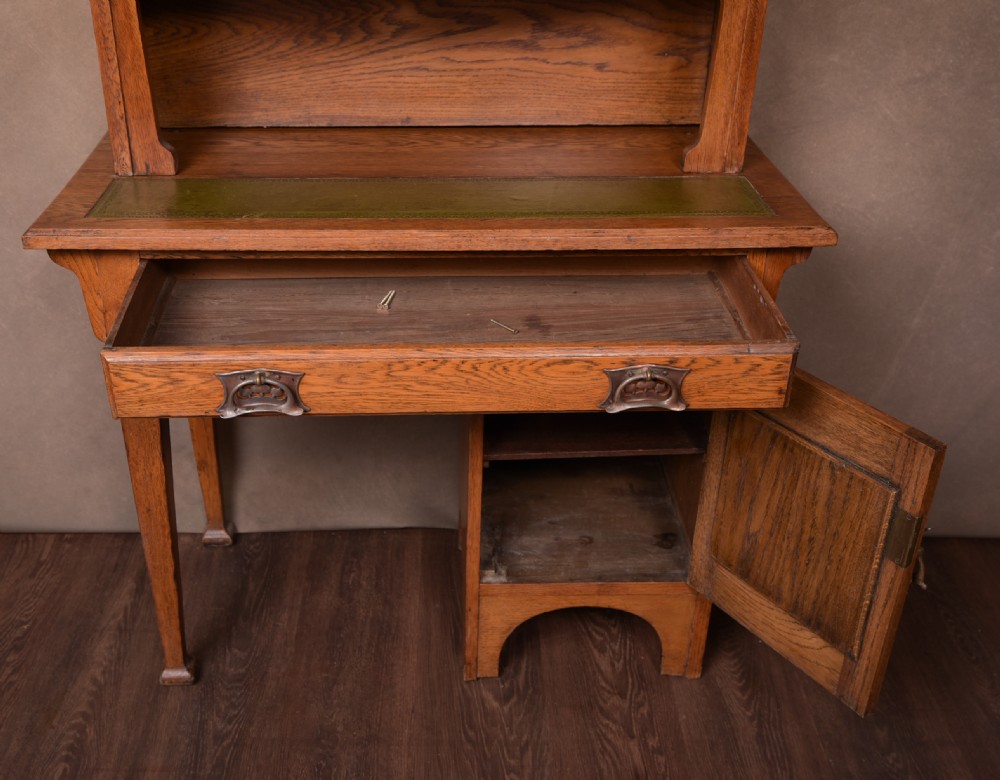 Stunning Oak Arts and Crafts bookcase Attributed to Liberty & Co View IX