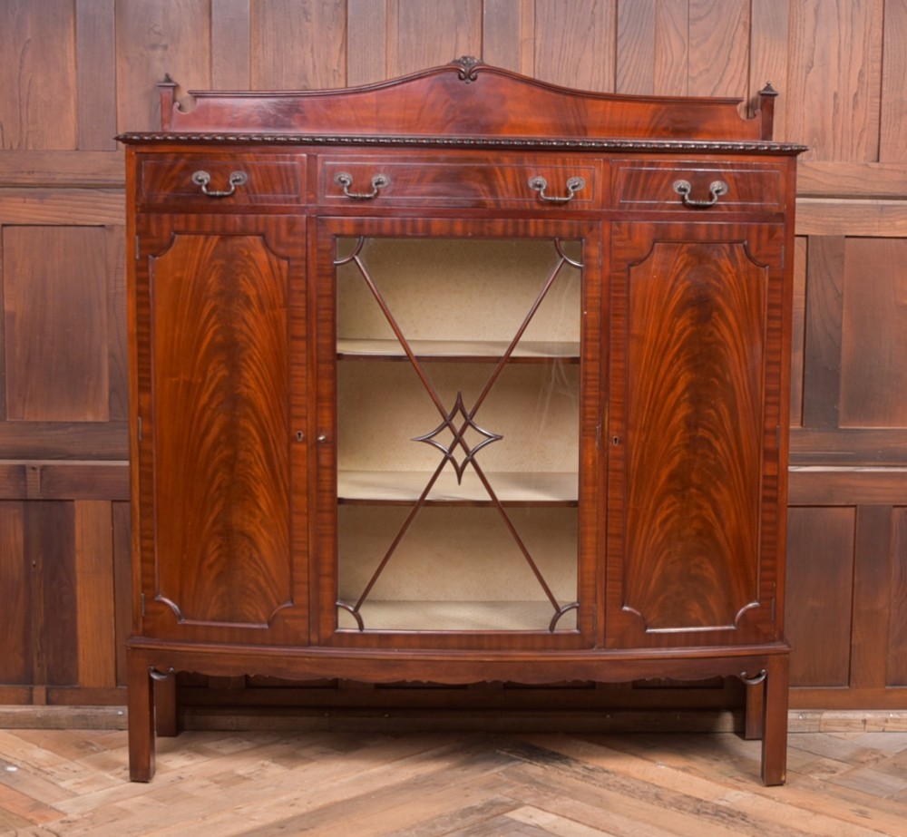 Quality Edwardian Mahogany bow fronted side cabinet