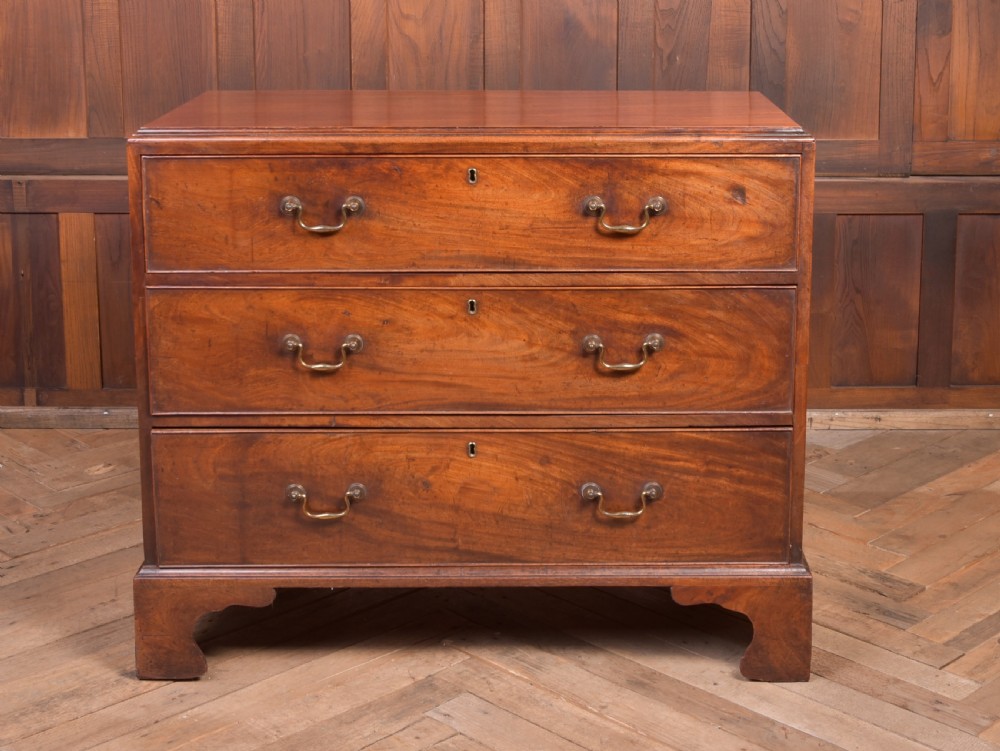 Handsome Georgian Mahogany 3 drawer chest View IV