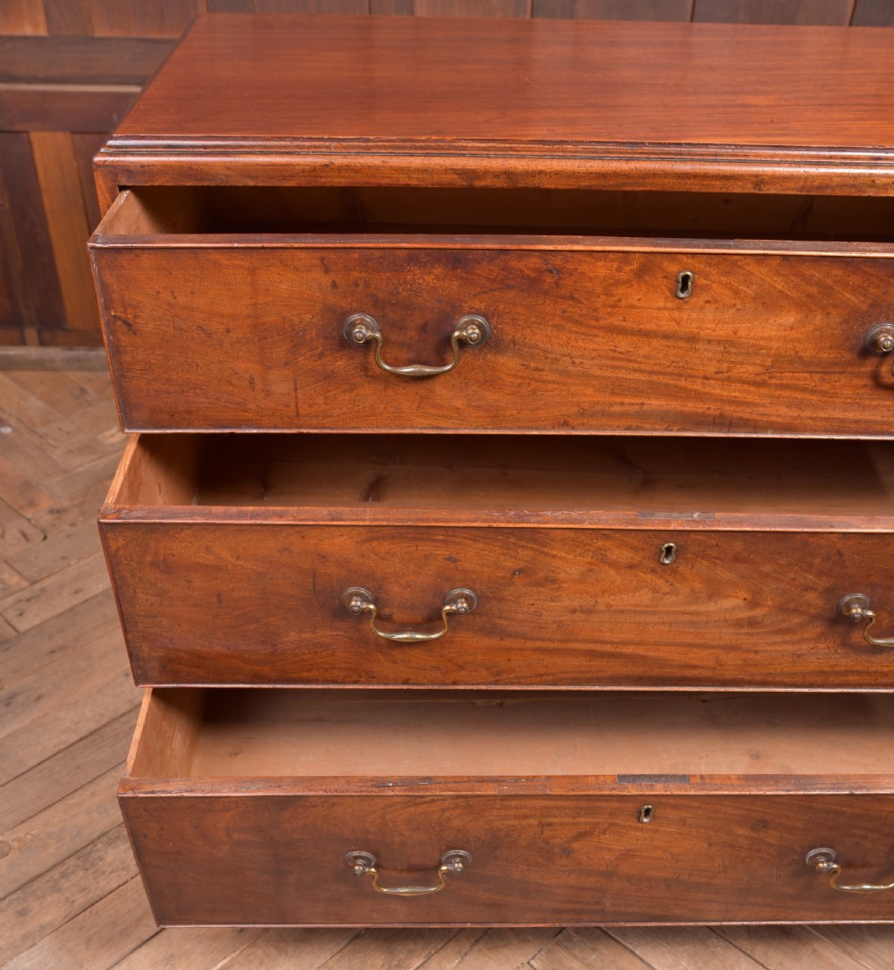 Handsome Georgian Mahogany 3 drawer chest View V