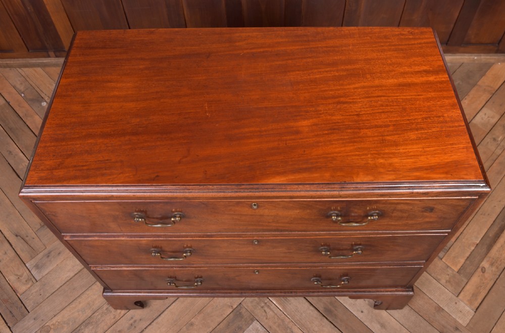 Handsome Georgian Mahogany 3 drawer chest View VI